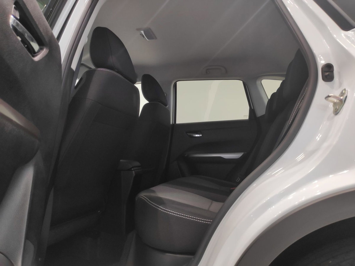 Suzuki Vitara 1.4 Hybrid Starview (18)