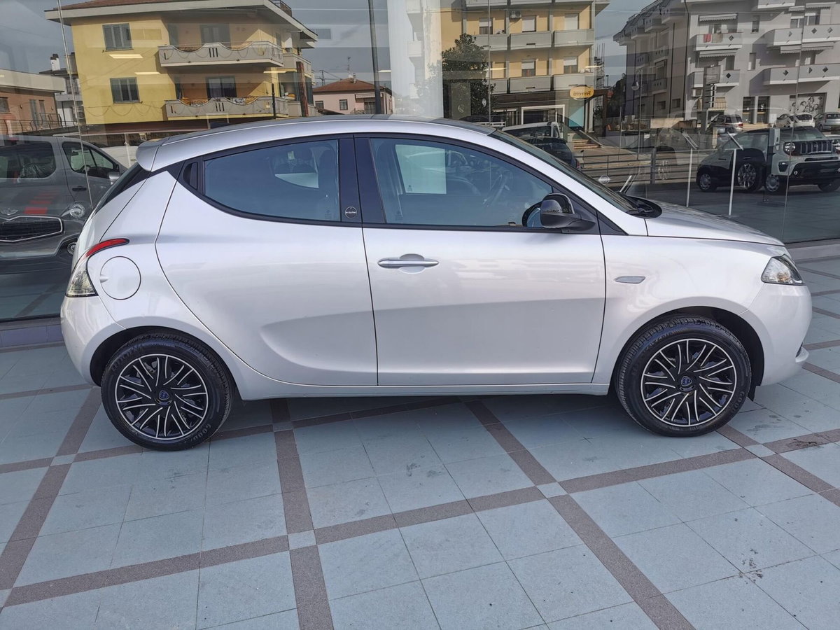 Lancia Ypsilon 1.0 FireFly 5 porte S&S Hybrid Gold Plus (4)
