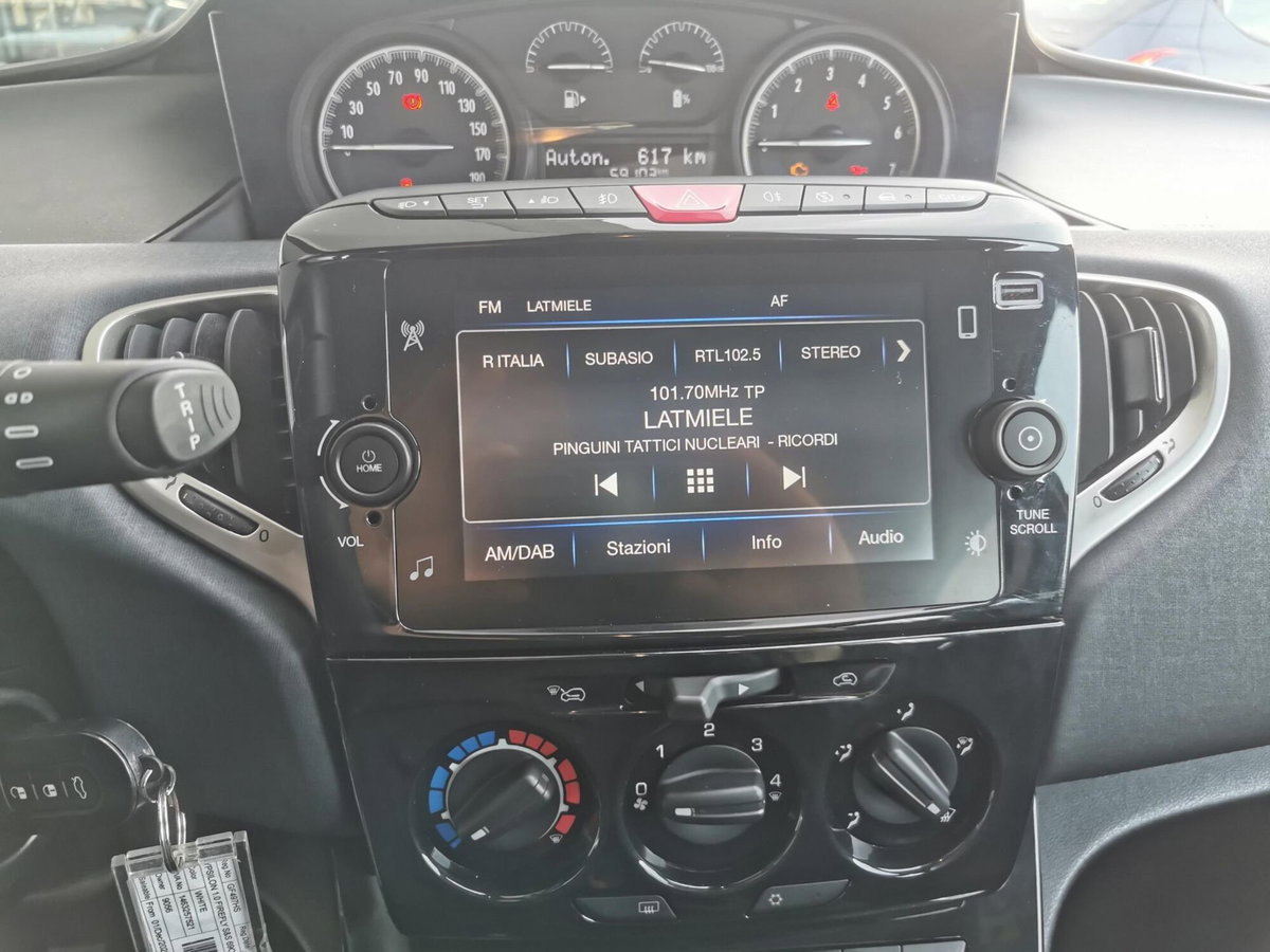 Lancia Ypsilon 1.0 FireFly 5 porte S&S Hybrid Gold Plus (9)