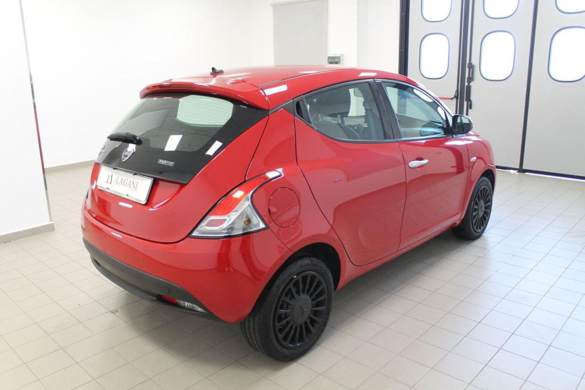 Lancia Ypsilon 1.0 FireFly 5 porte S&S Hybrid Ecochic Silver (4)
