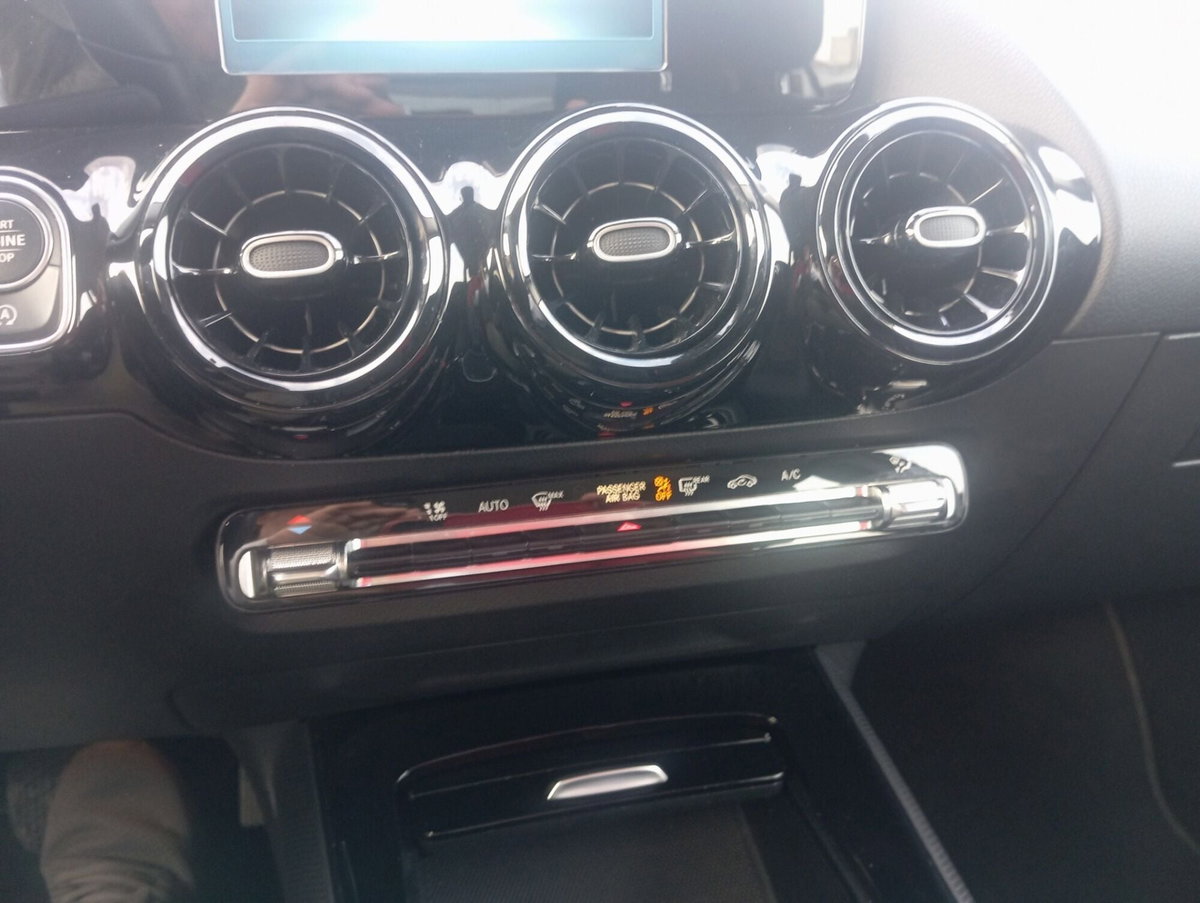 Mercedes-Benz GLA SUV 180 d Automatic Business (20)
