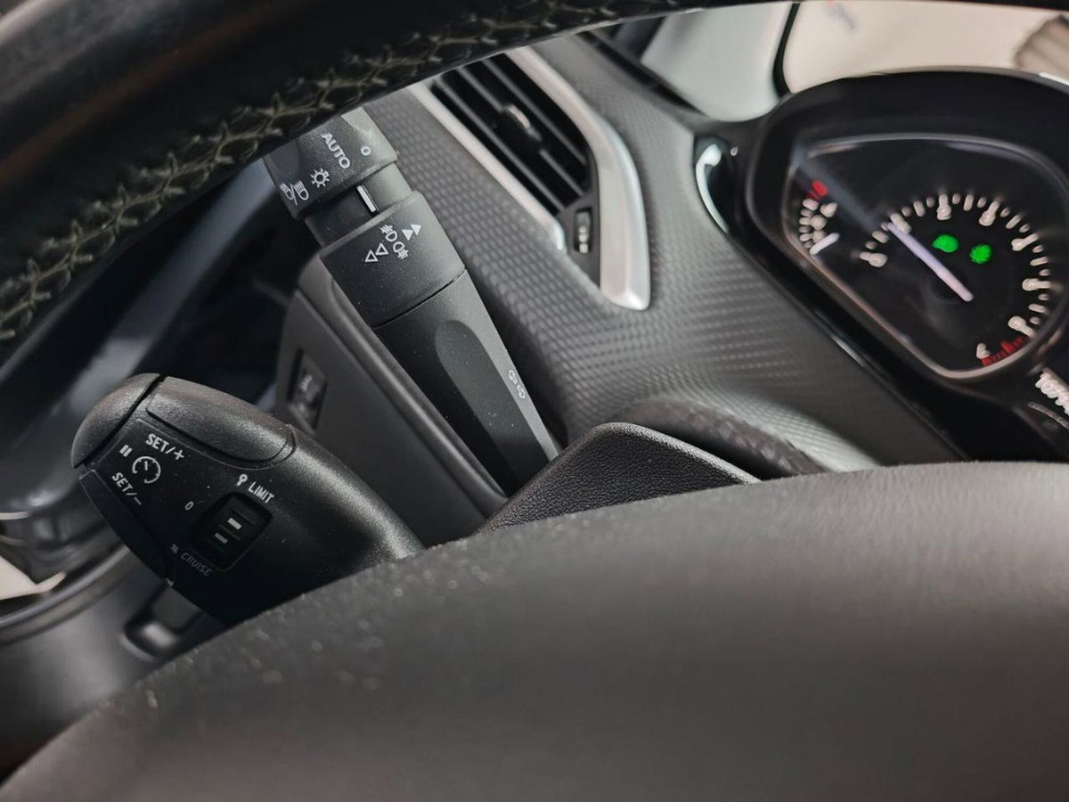 Peugeot 2008 VTi 82CV Allure (15)