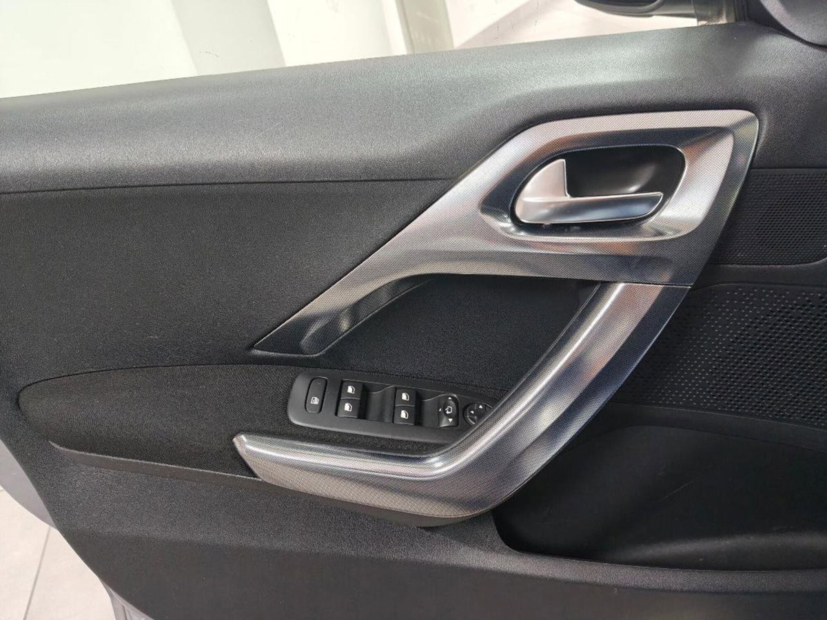Peugeot 2008 VTi 82CV Allure (17)