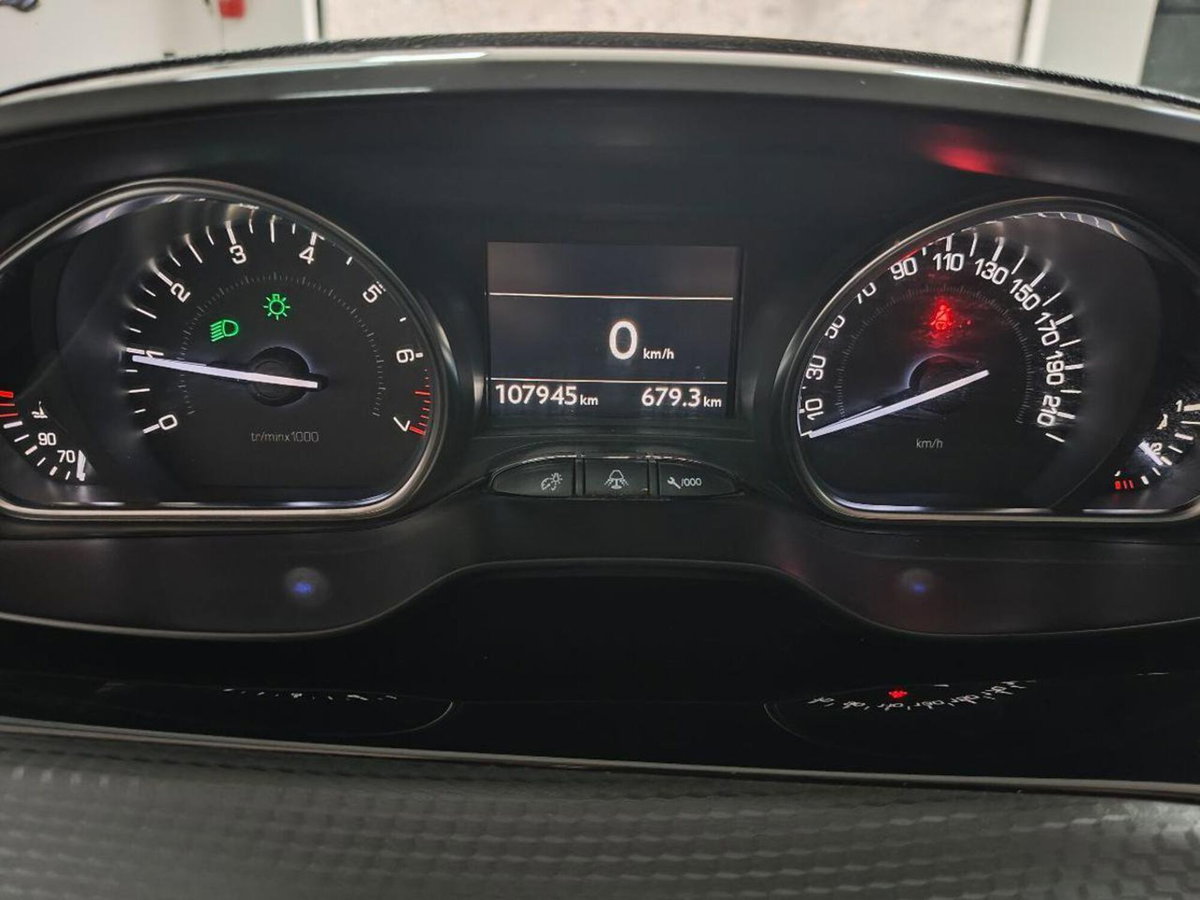 Peugeot 2008 VTi 82CV Allure (7)