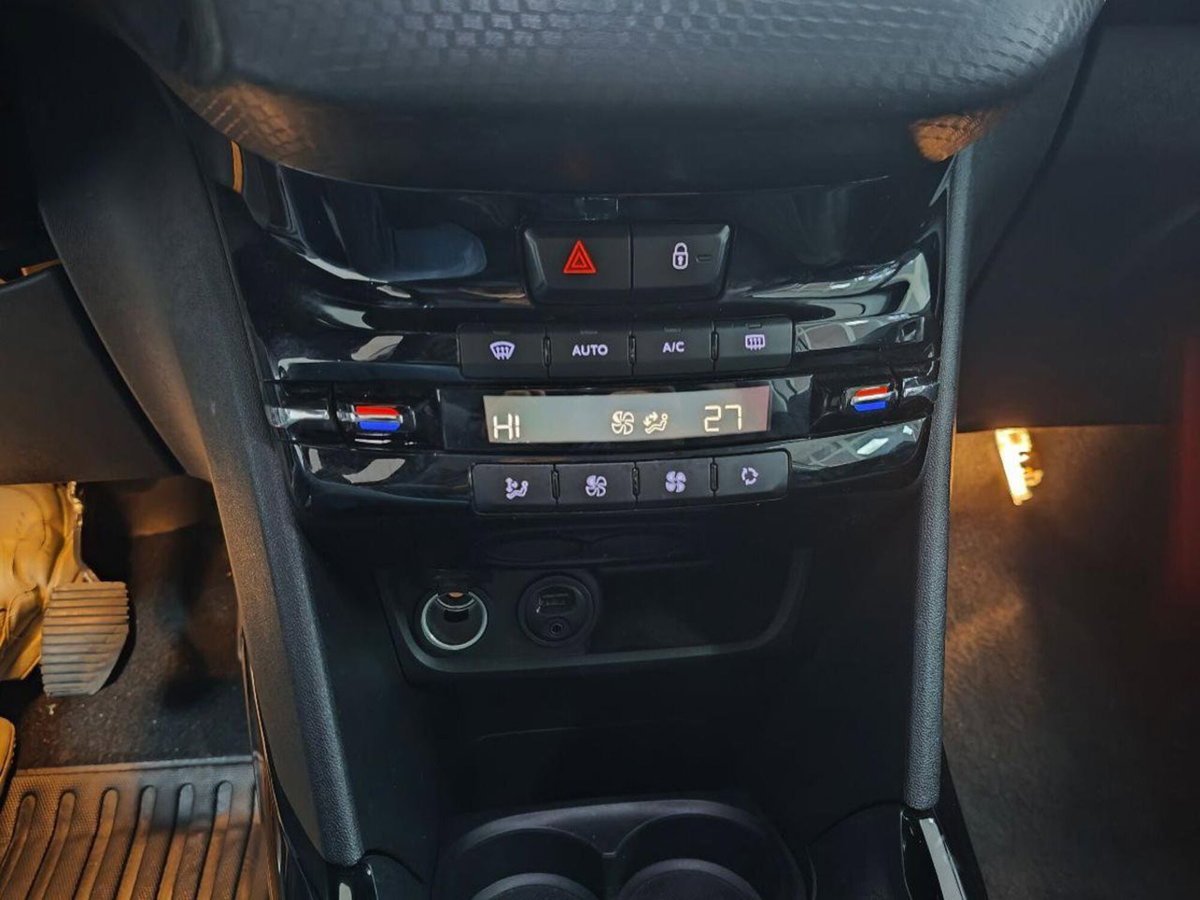 Peugeot 2008 VTi 82CV Allure (9)