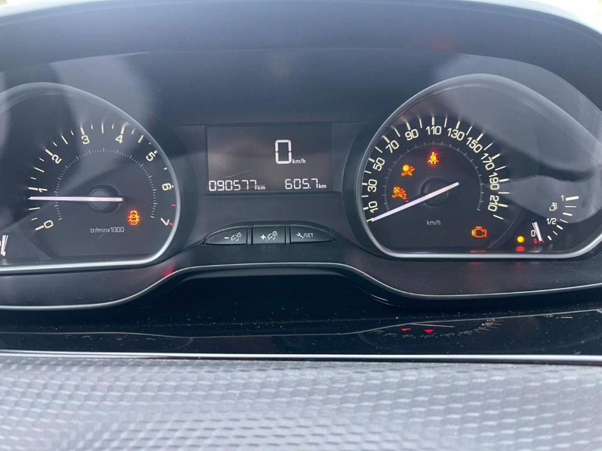 Peugeot 2008 VTi 82CV Active (10)
