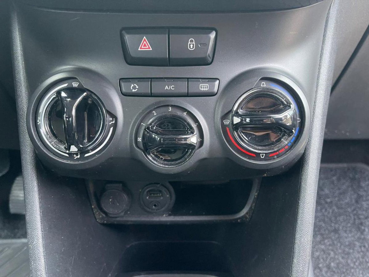 Peugeot 2008 VTi 82CV Active (4)