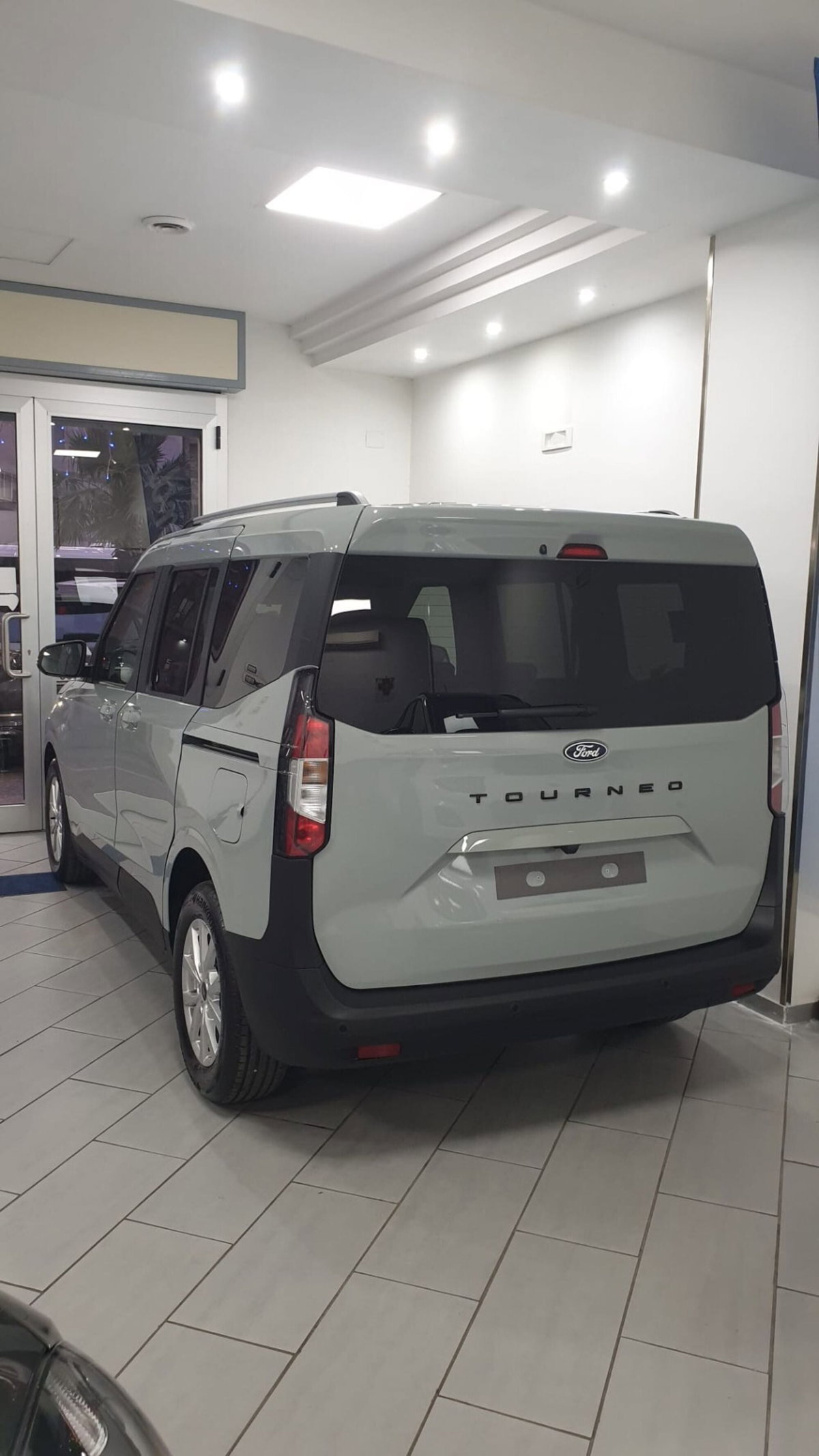 Ford Tourneo Courier 1.0 EcoBoost 100 CV Titanium (4)