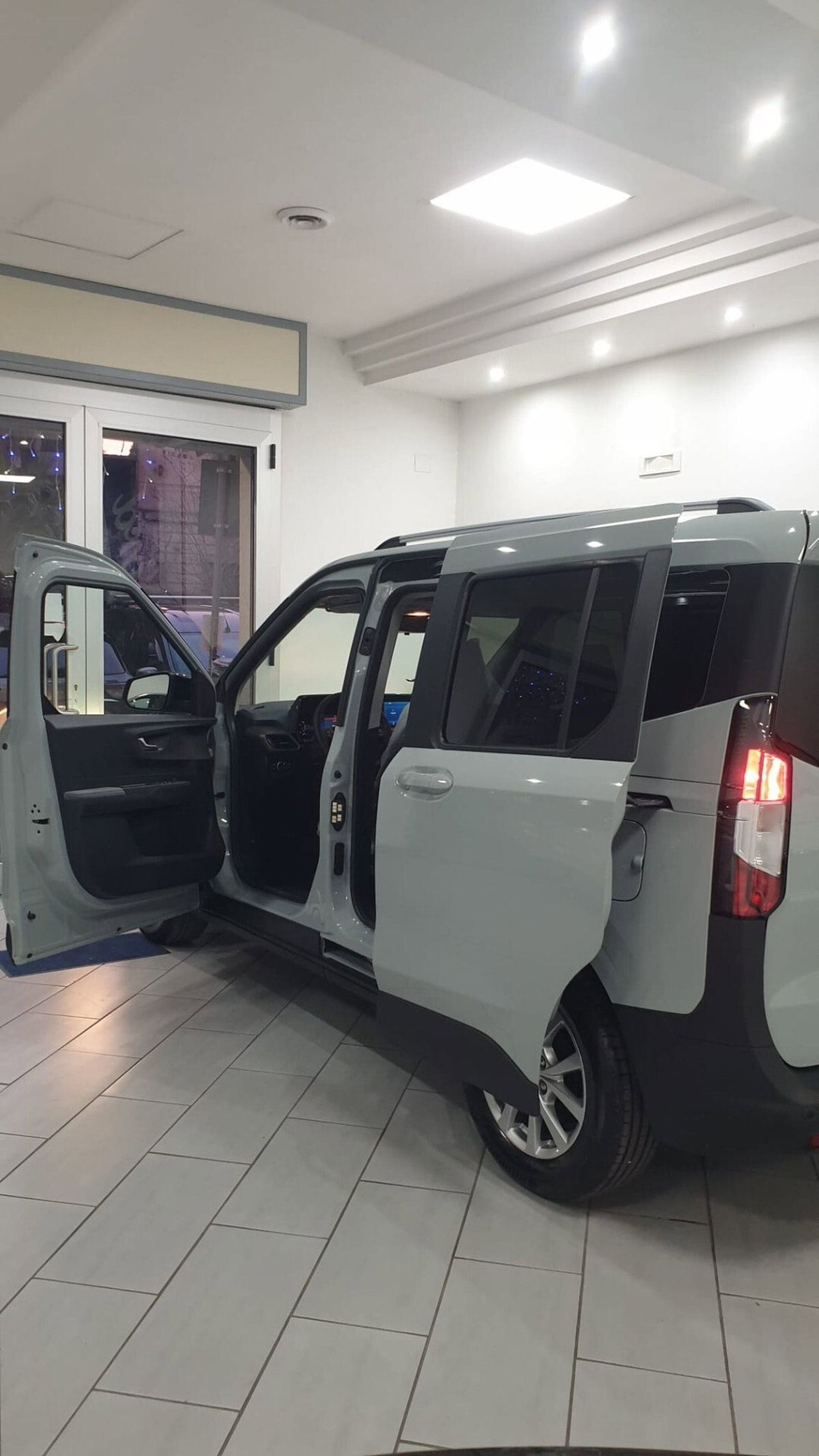 Ford Tourneo Courier 1.0 EcoBoost 100 CV Titanium (6)