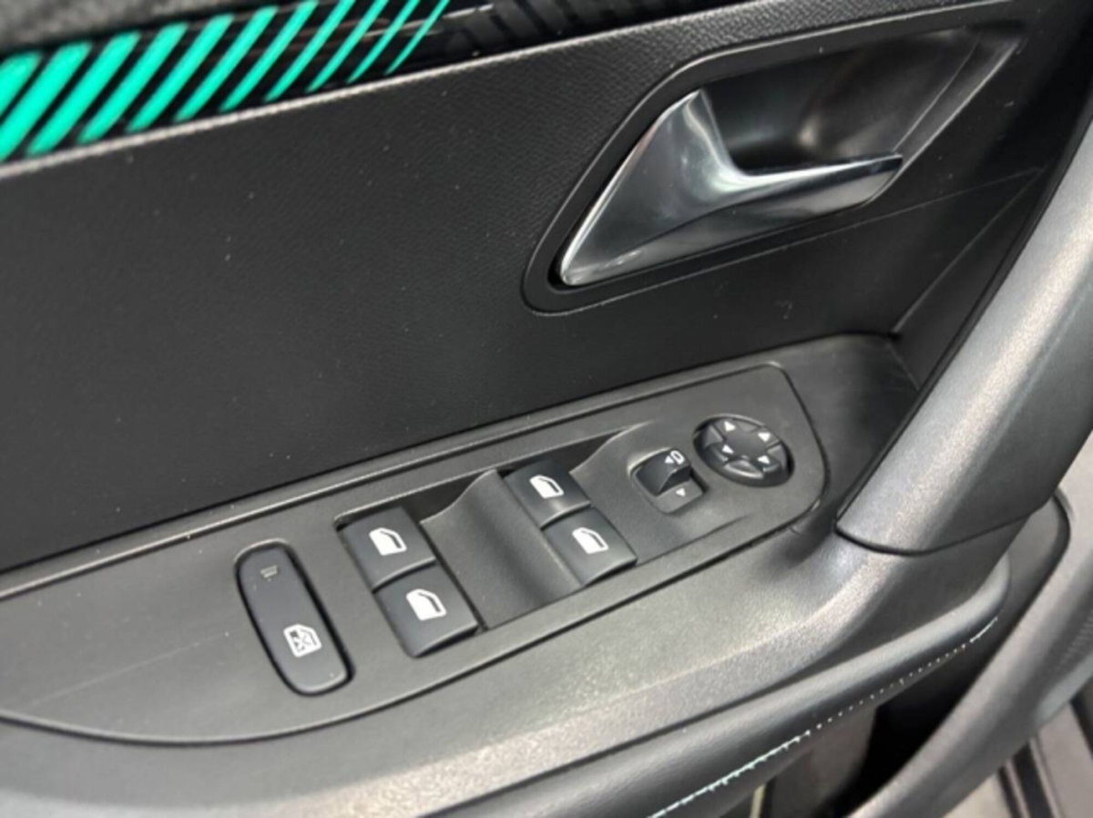 Peugeot 2008 BlueHDi 130 S&S EAT8 Allure Pack (11)
