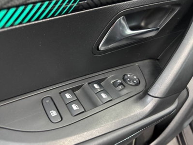 Peugeot 2008 BlueHDi 130 S&S EAT8 Allure Pack (11)