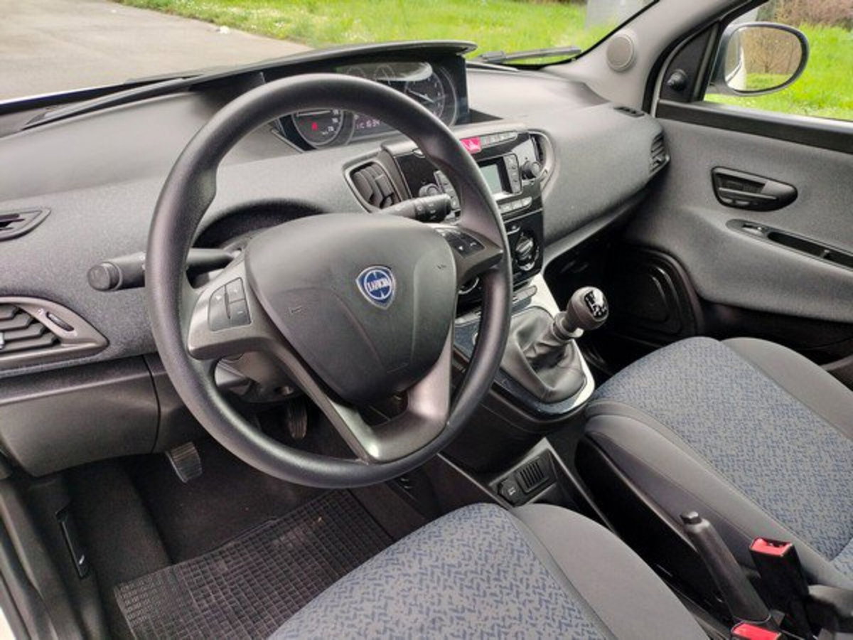 Lancia Ypsilon 1.0 FireFly 5 porte S&S Hybrid Silver Plus (11)