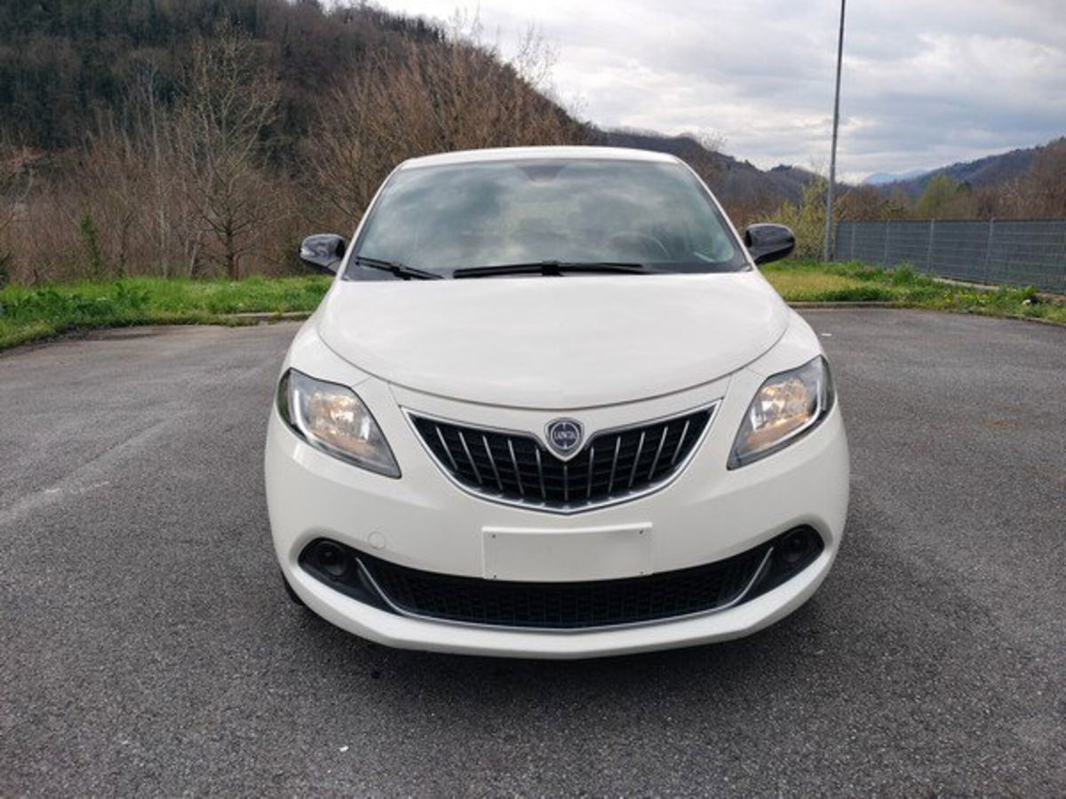 Lancia Ypsilon 1.0 FireFly 5 porte S&S Hybrid Silver Plus (2)