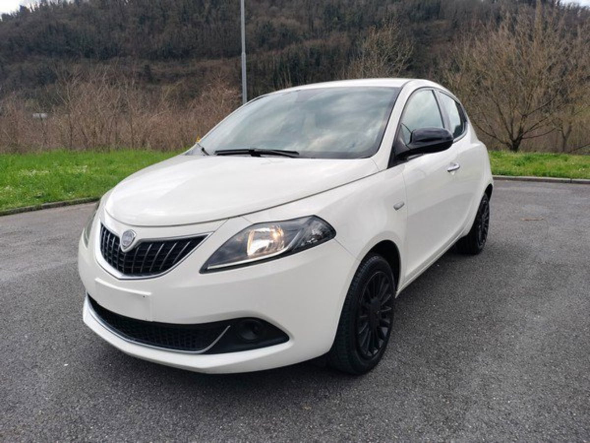 Lancia Ypsilon 1.0 FireFly 5 porte S&S Hybrid Silver Plus (3)
