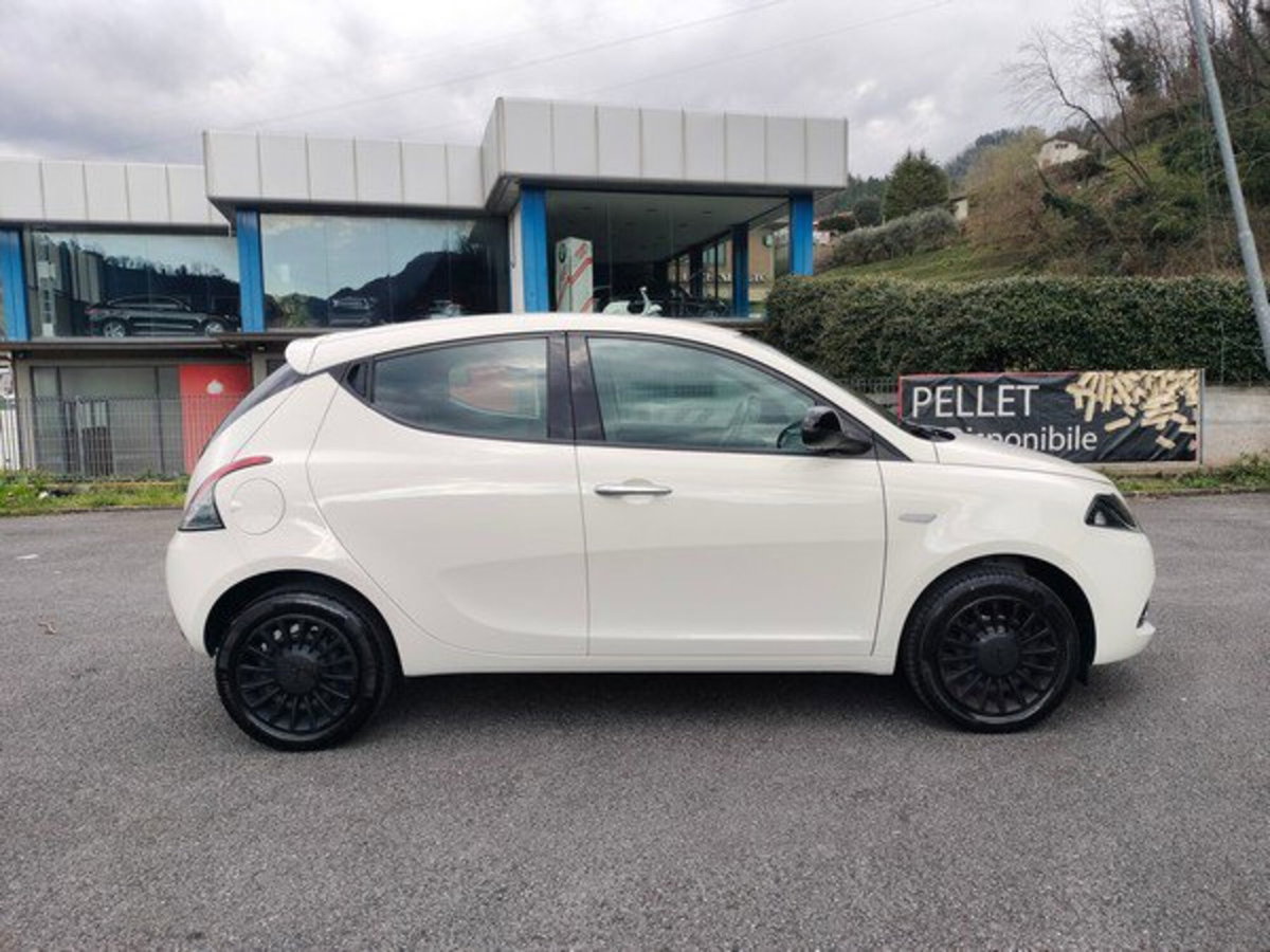 Lancia Ypsilon 1.0 FireFly 5 porte S&S Hybrid Silver Plus (4)