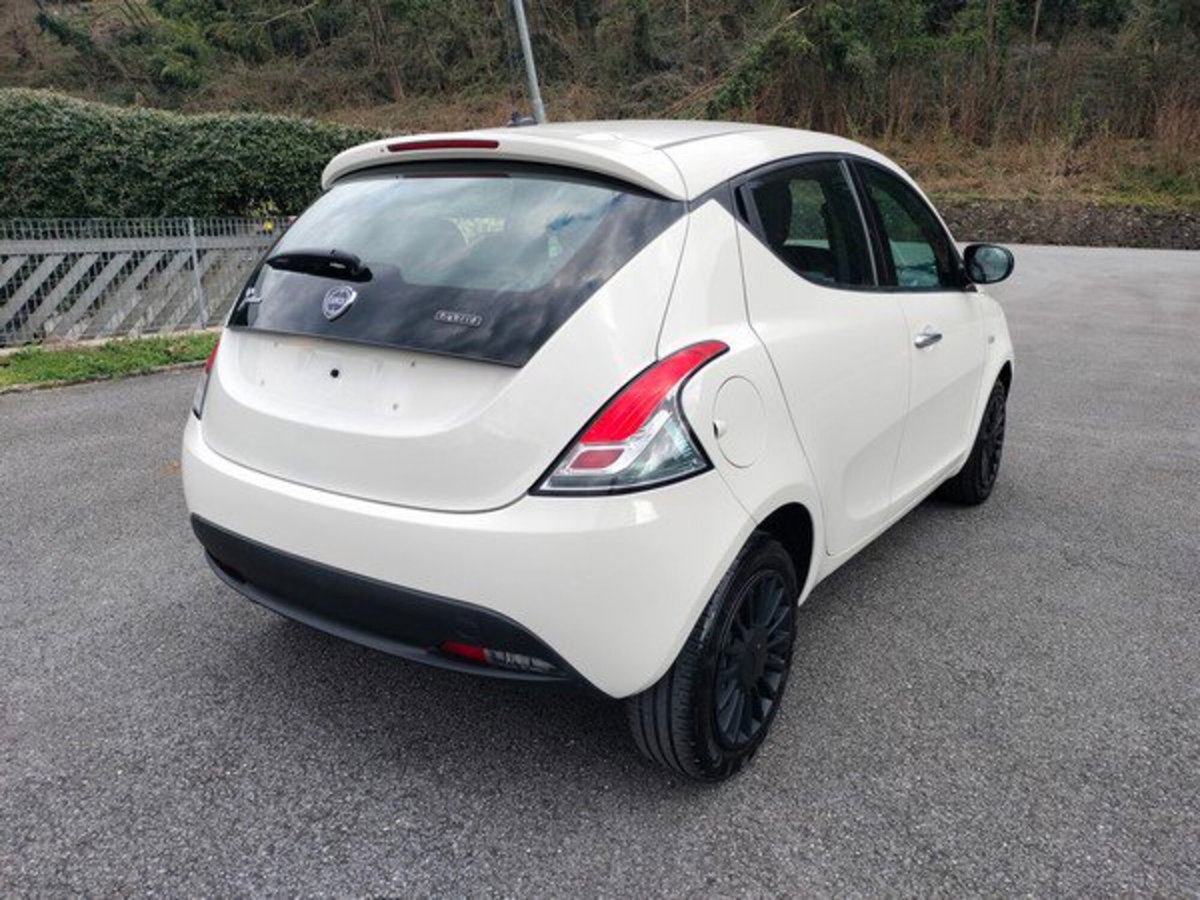 Lancia Ypsilon 1.0 FireFly 5 porte S&S Hybrid Silver Plus (6)
