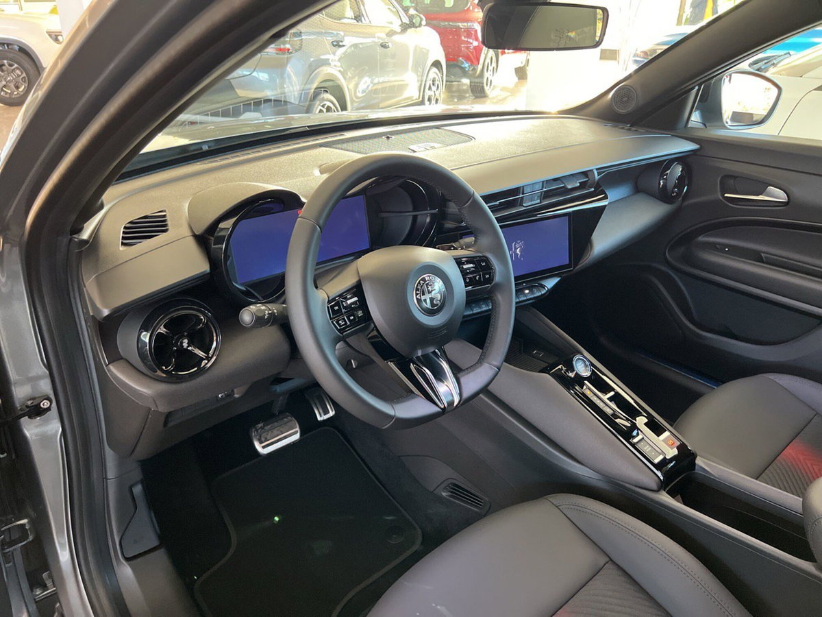 Alfa Romeo Junior 1.2 ibrida Speciale 145cv edct6 (5)