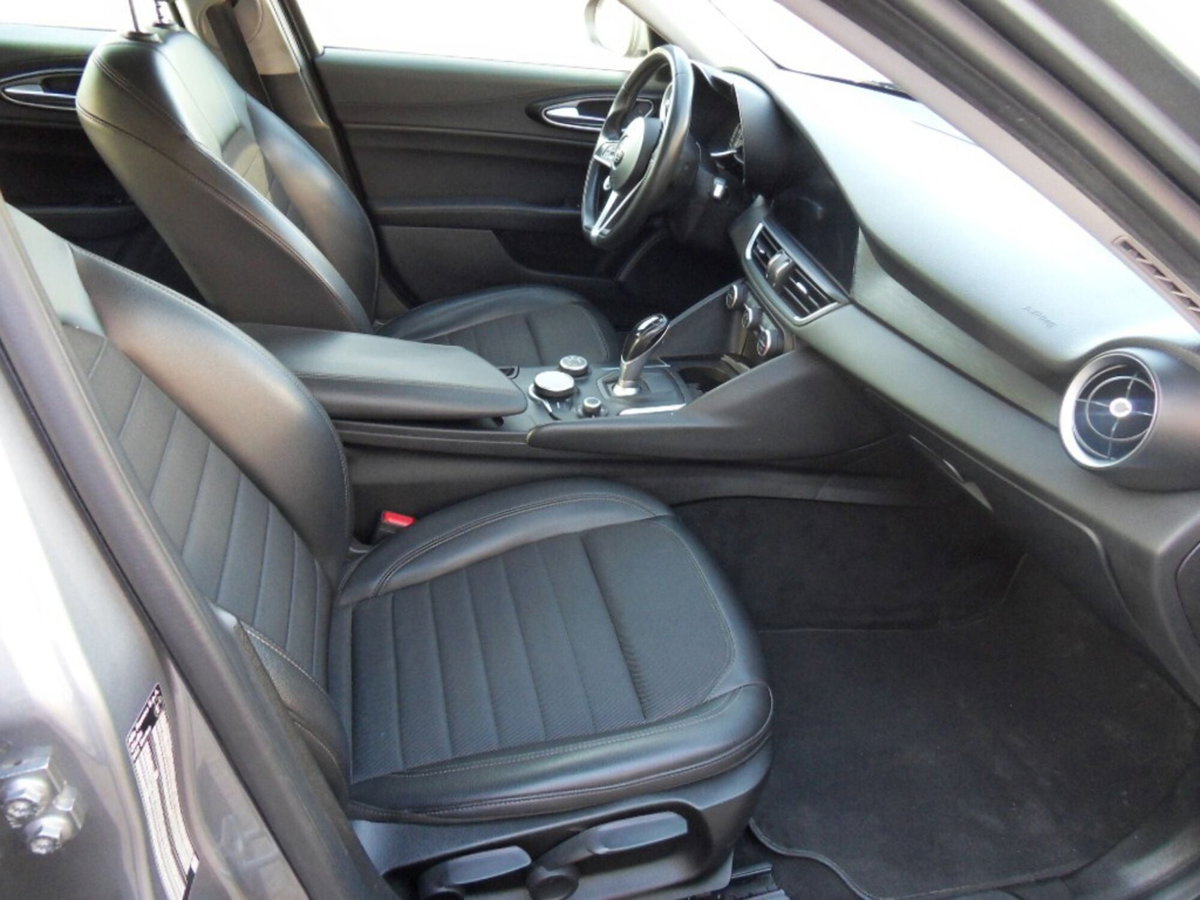 Alfa Romeo Giulia 2.2 Turbodiesel 150 CV AT8 Business (2)