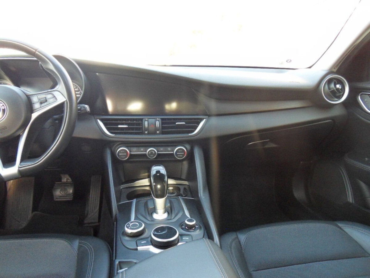 Alfa Romeo Giulia 2.2 Turbodiesel 150 CV AT8 Business (9)