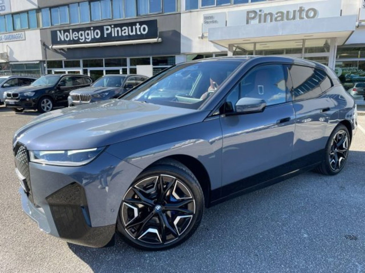 BMW iX xdrive50 pacchetto sportivo (3)