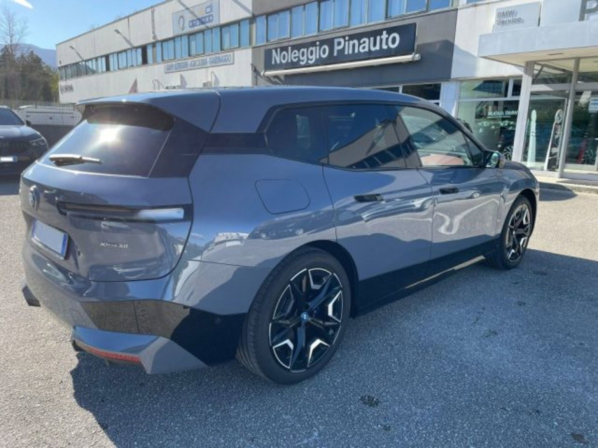 BMW iX xdrive50 pacchetto sportivo (4)