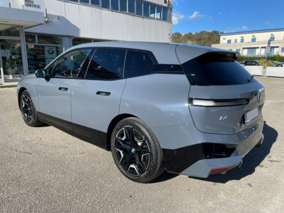 BMW iX xdrive50 pacchetto sportivo (5)