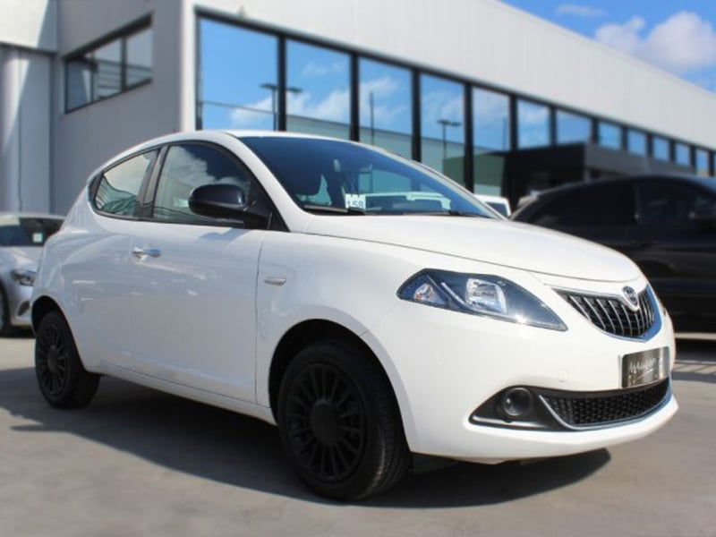 Lancia Ypsilon 1.0 FireFly 5 porte S&S Hybrid Ecochic Silver