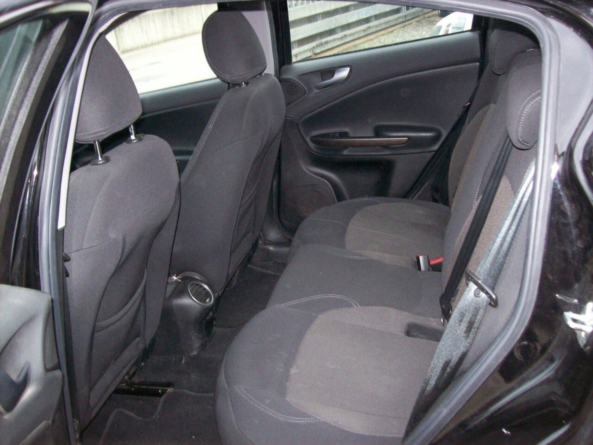 Alfa Romeo Giulietta 1.6 JTDm-2 Distinctive (11)