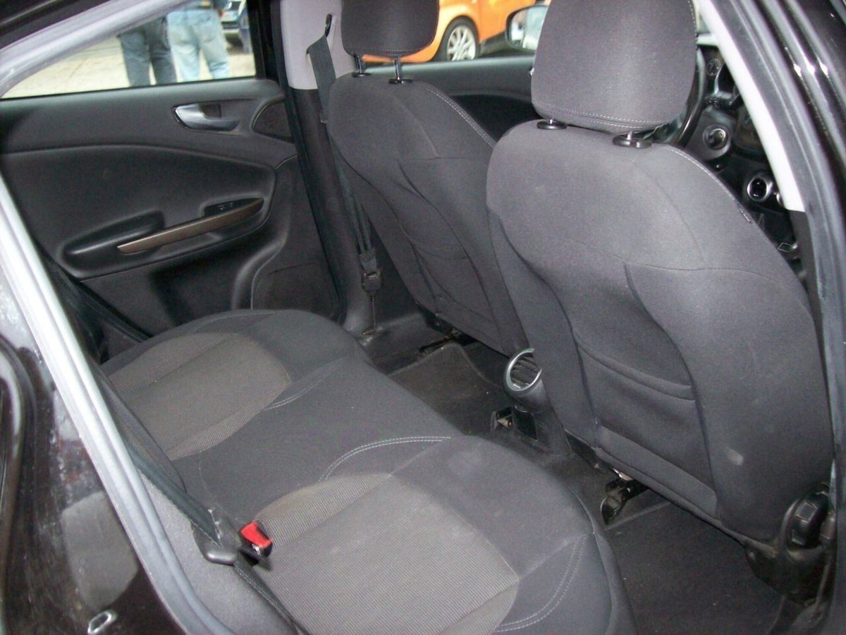 Alfa Romeo Giulietta 1.6 JTDm-2 Distinctive (12)