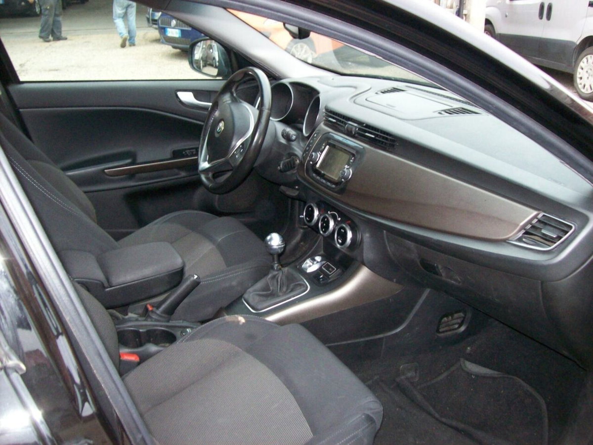 Alfa Romeo Giulietta 1.6 JTDm-2 Distinctive (13)