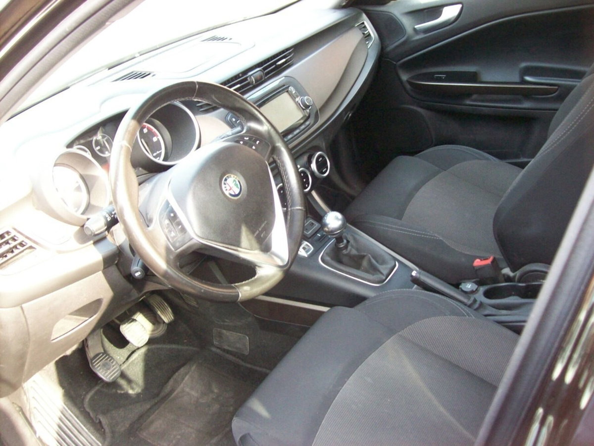 Alfa Romeo Giulietta 1.6 JTDm-2 Distinctive (16)