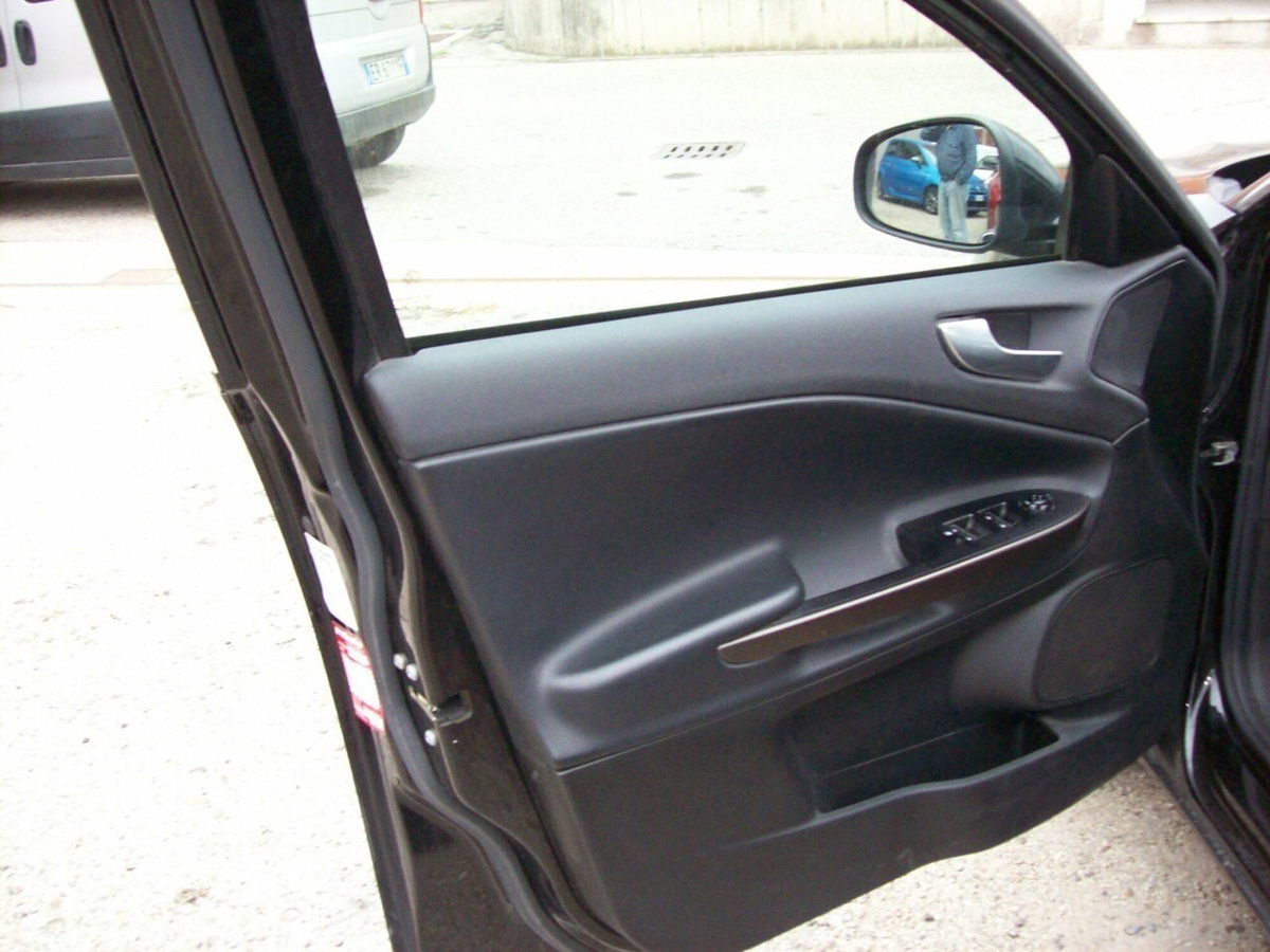Alfa Romeo Giulietta 1.6 JTDm-2 Distinctive (8)