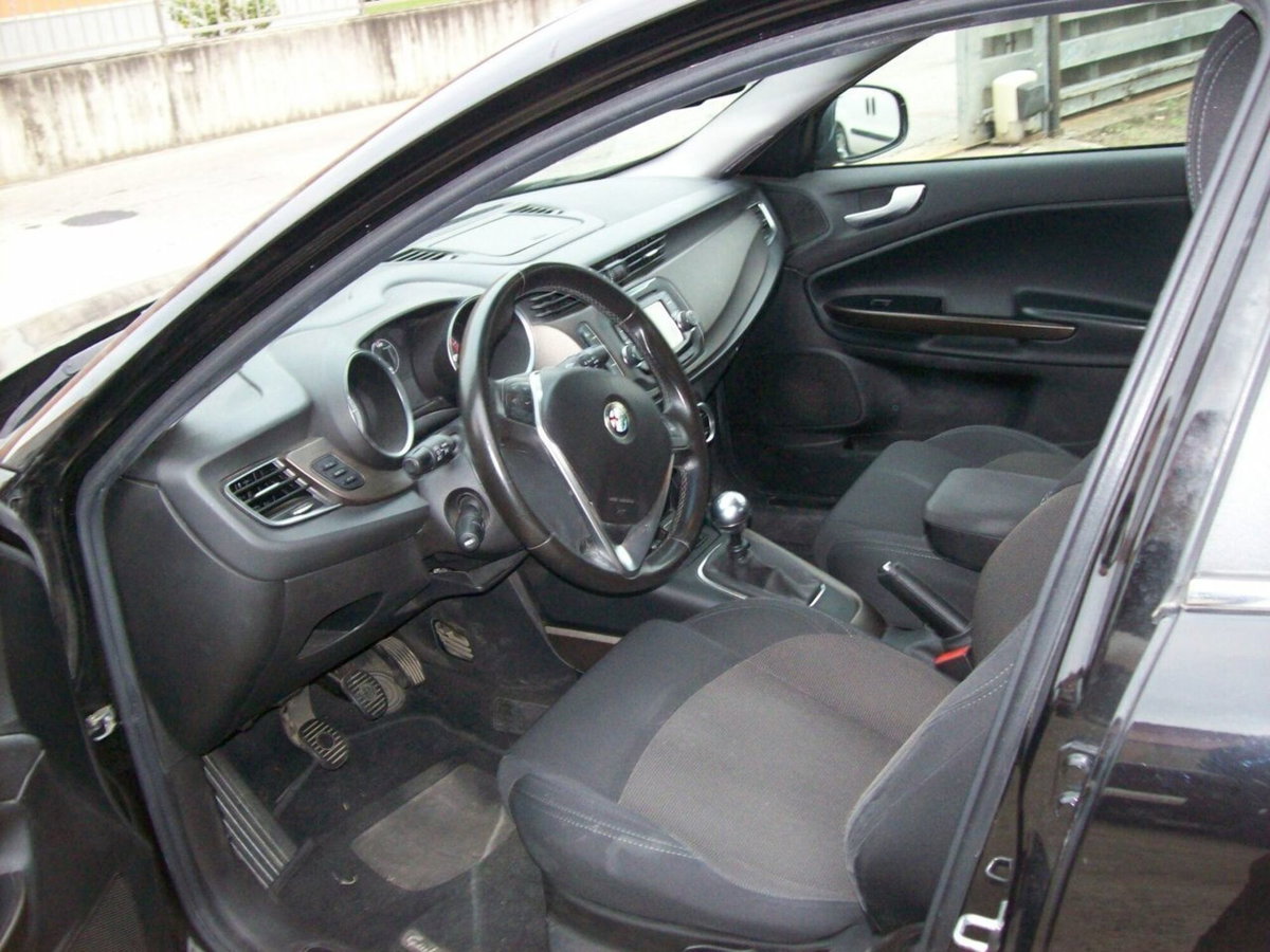Alfa Romeo Giulietta 1.6 JTDm-2 Distinctive (9)