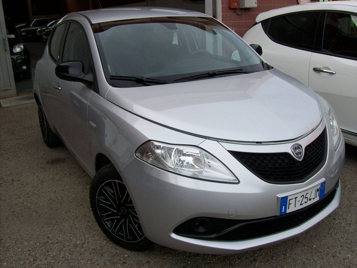 Lancia Ypsilon 1.2 69 CV 5 porte GPL Ecochic Gold (2)
