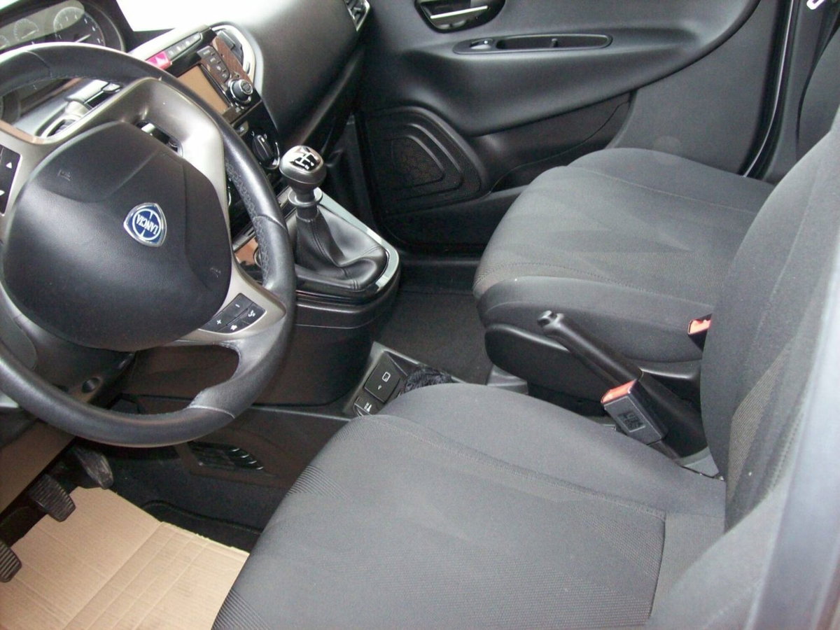 Lancia Ypsilon 1.2 69 CV 5 porte GPL Ecochic Gold (4)