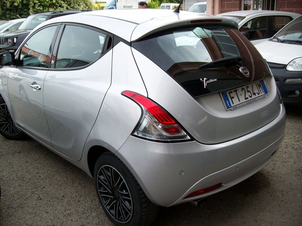 Lancia Ypsilon 1.2 69 CV 5 porte GPL Ecochic Gold (9)