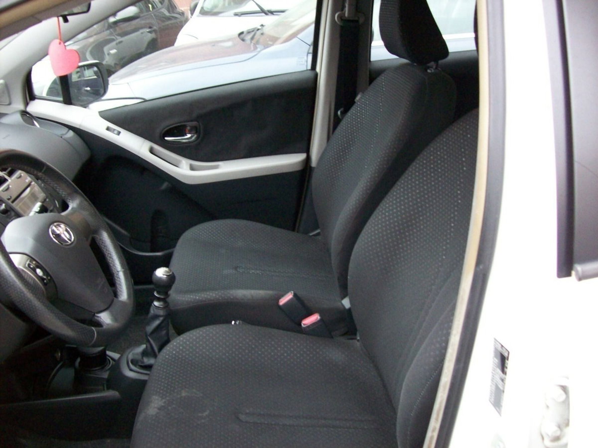 Toyota Yaris 1.3 5 porte Active (10)