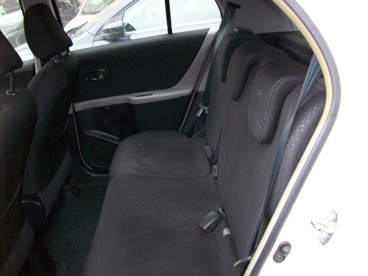 Toyota Yaris 1.3 5 porte Active (11)