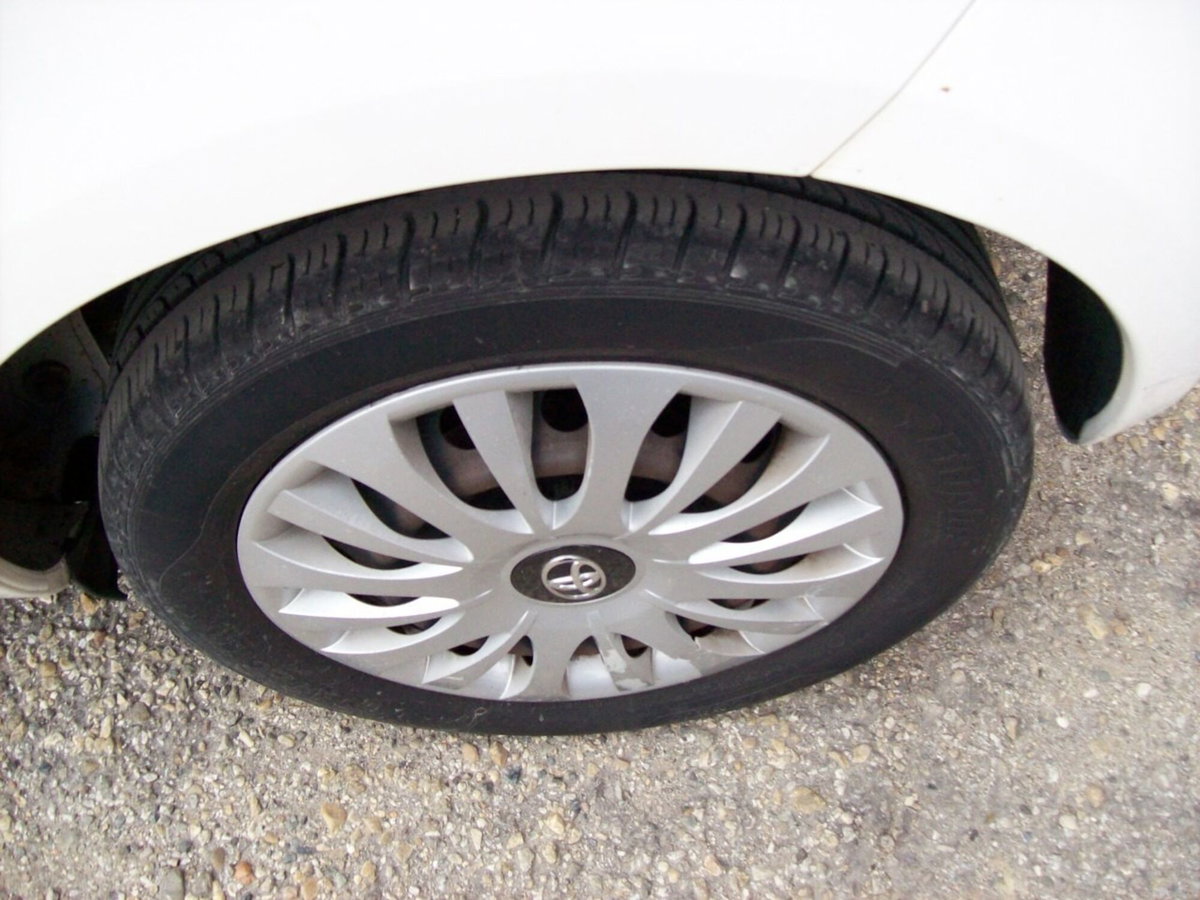 Toyota Yaris 1.3 5 porte Active (12)