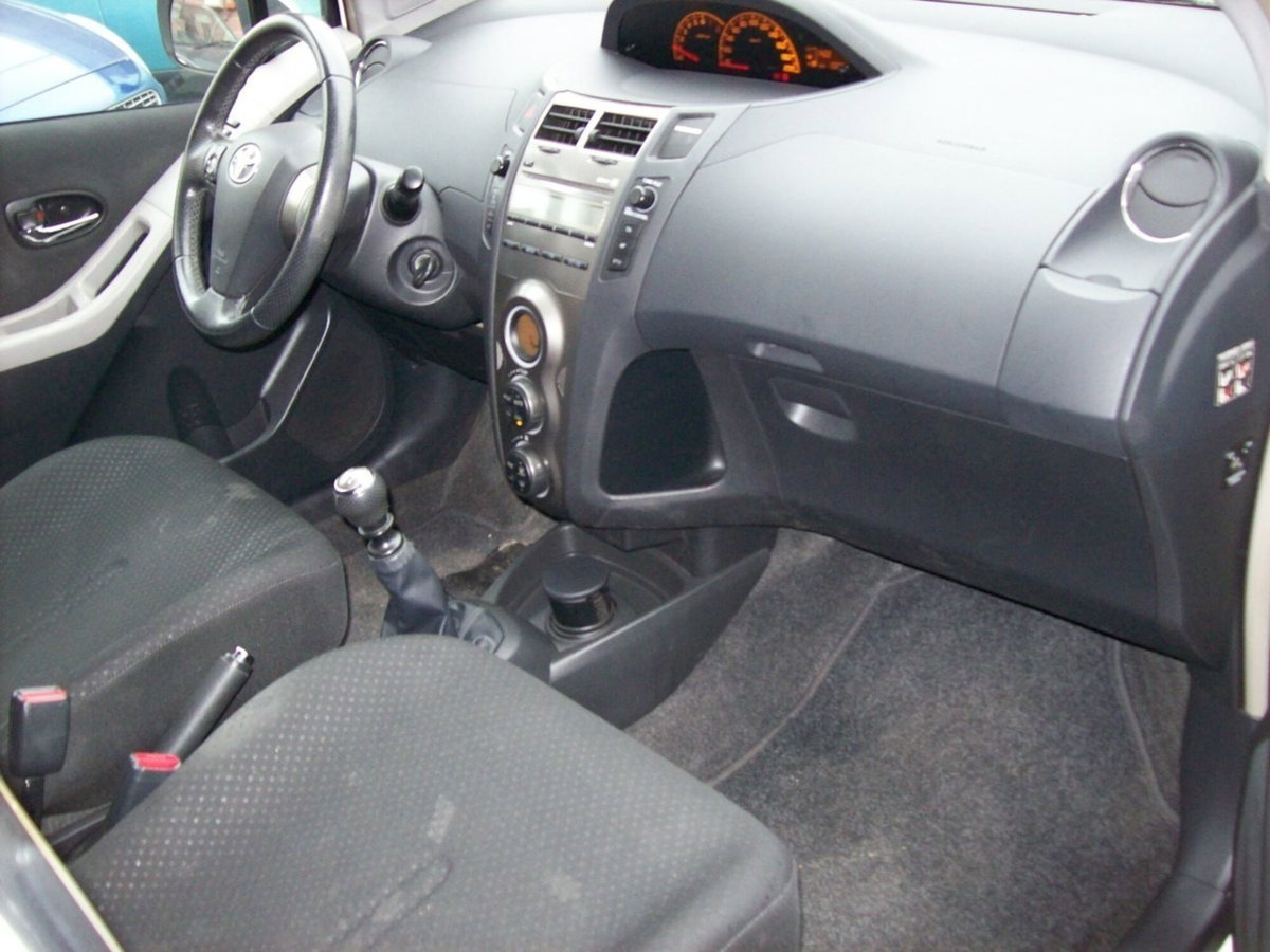 Toyota Yaris 1.3 5 porte Active (16)