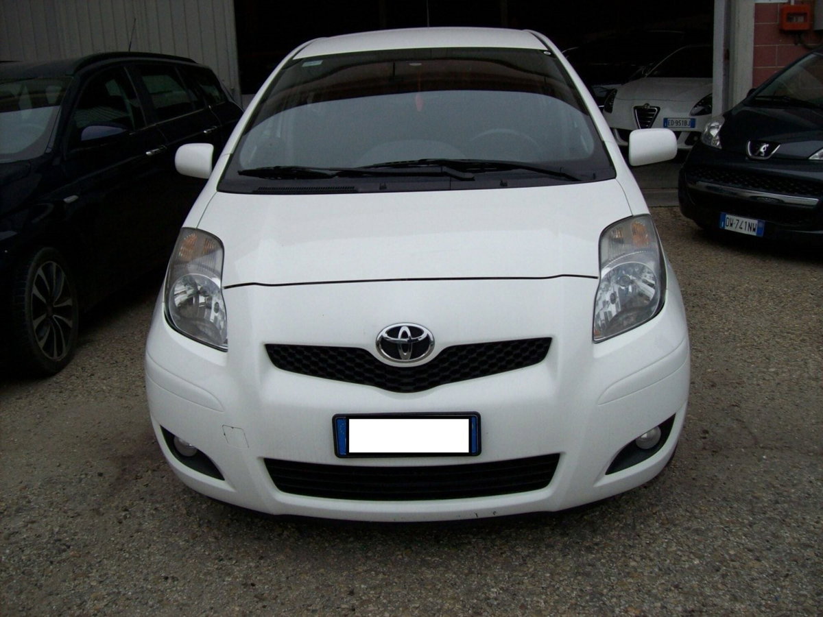 Toyota Yaris 1.3 5 porte Active (2)