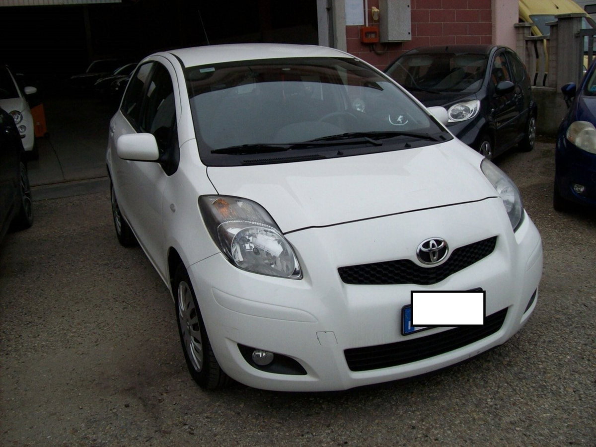 Toyota Yaris 1.3 5 porte Active (3)
