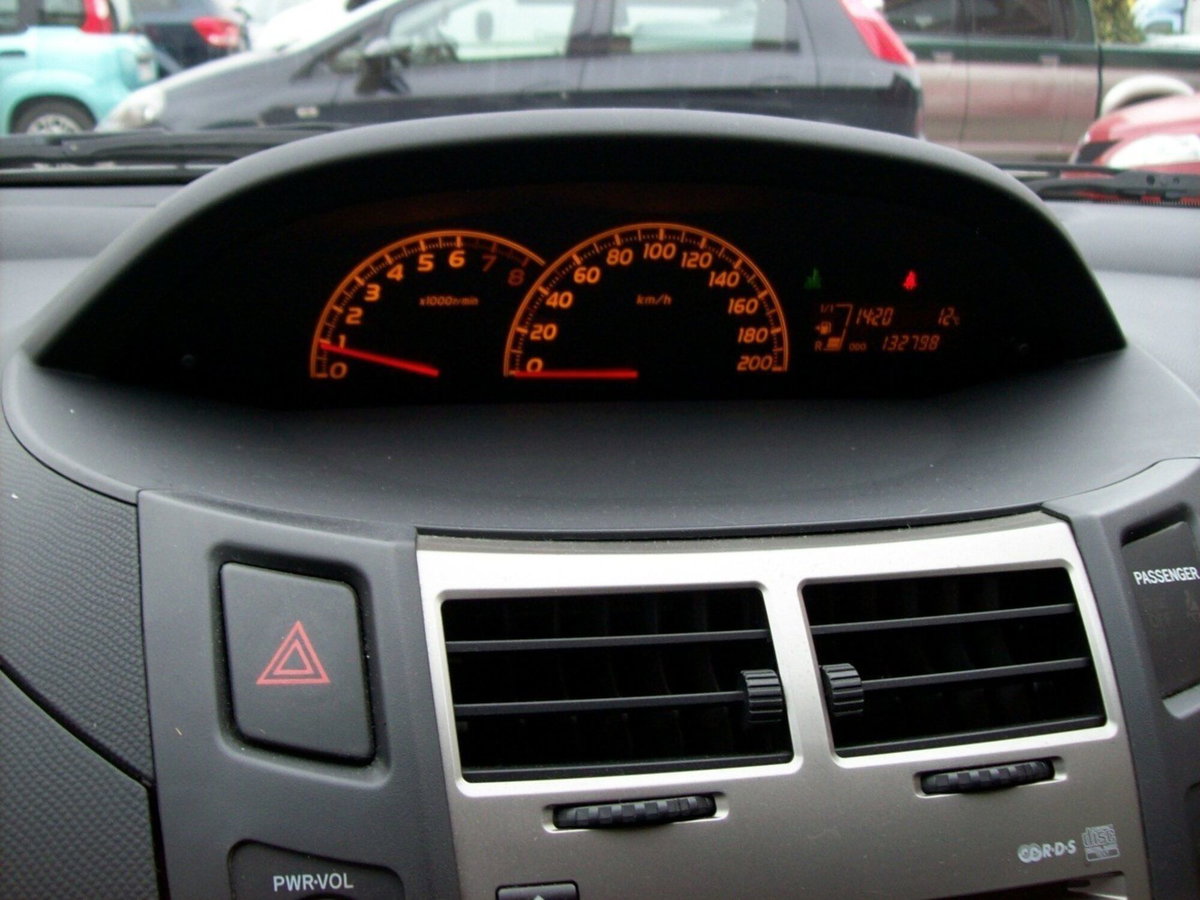Toyota Yaris 1.3 5 porte Active (4)