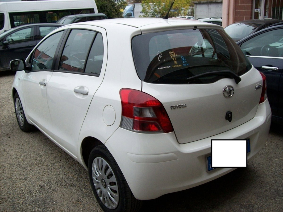 Toyota Yaris 1.3 5 porte Active (5)