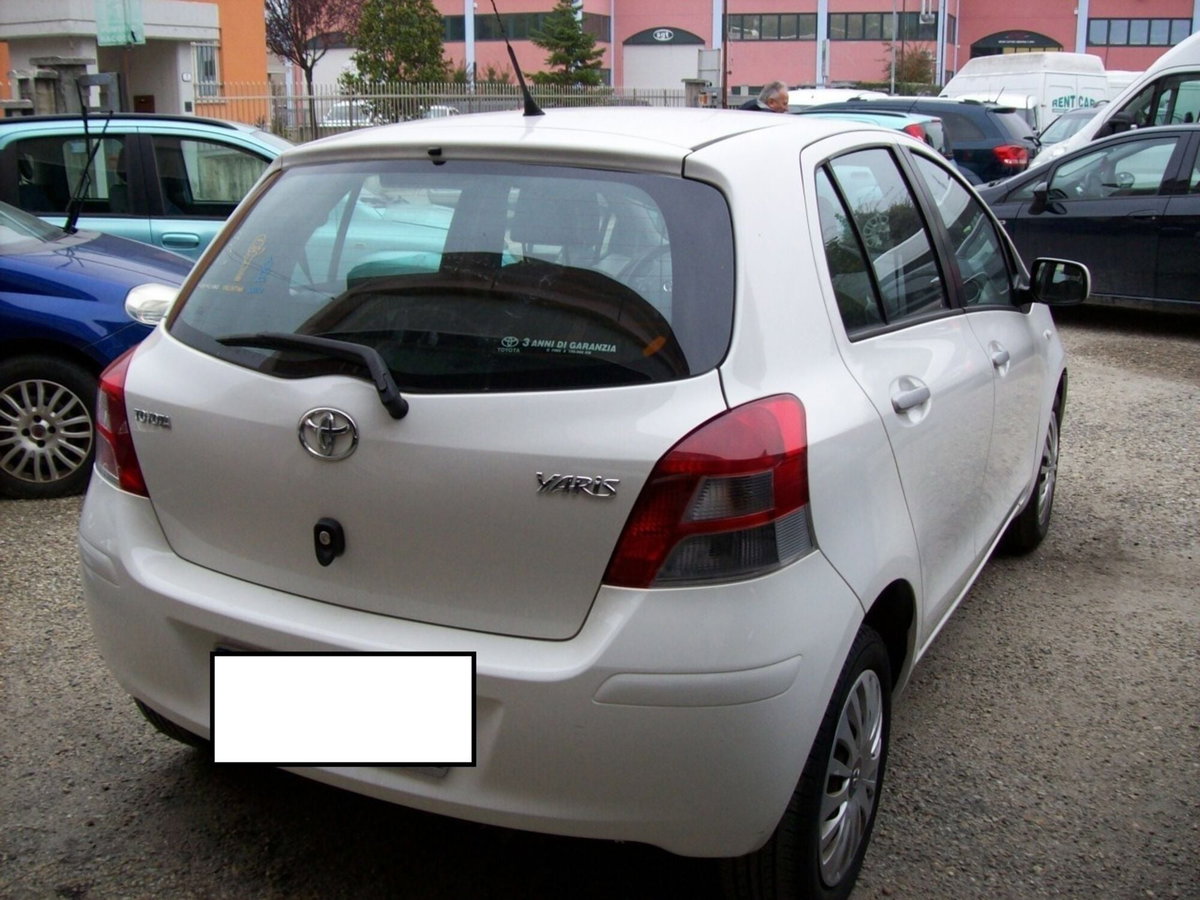 Toyota Yaris 1.3 5 porte Active (7)
