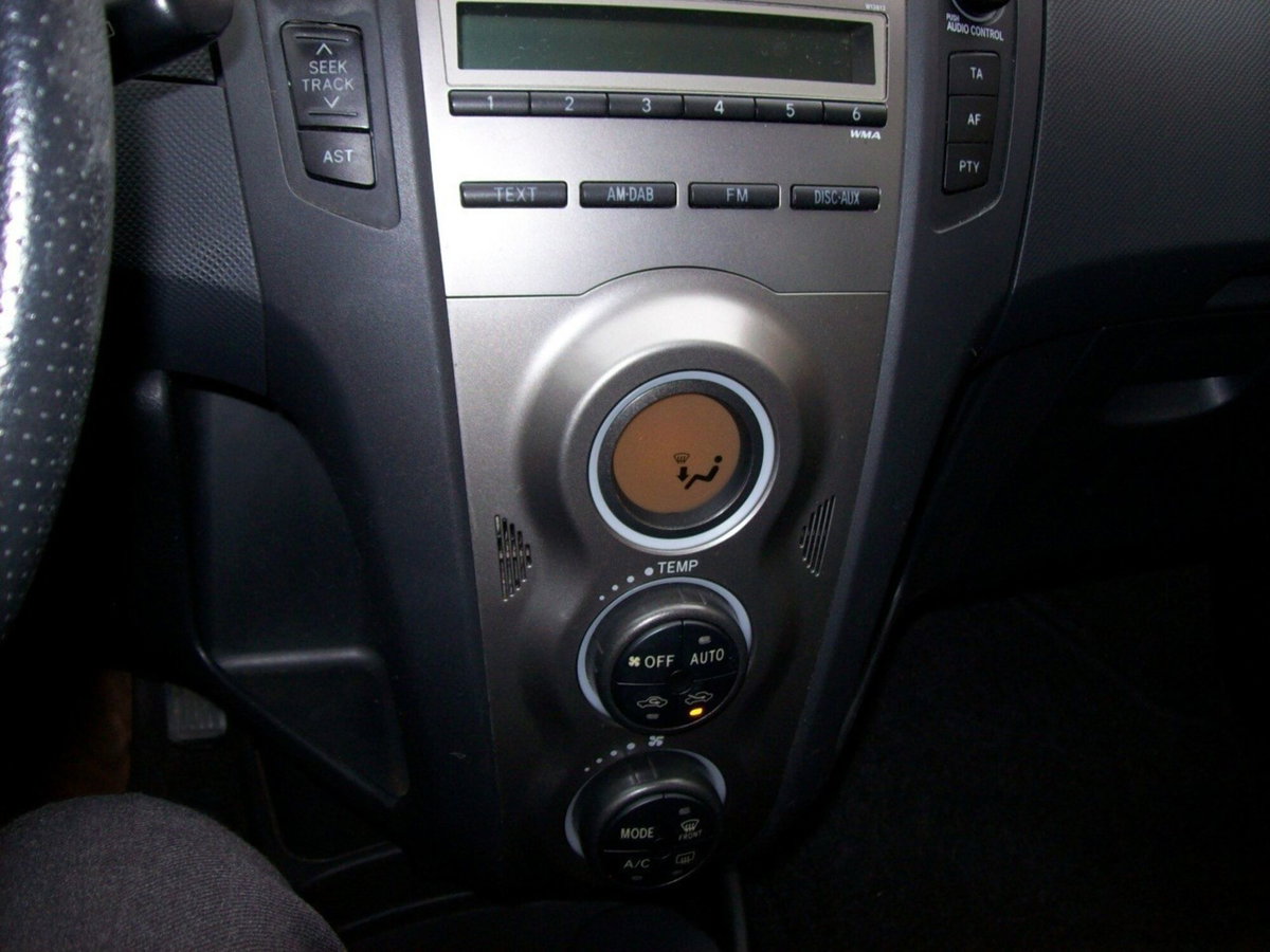 Toyota Yaris 1.3 5 porte Active (8)