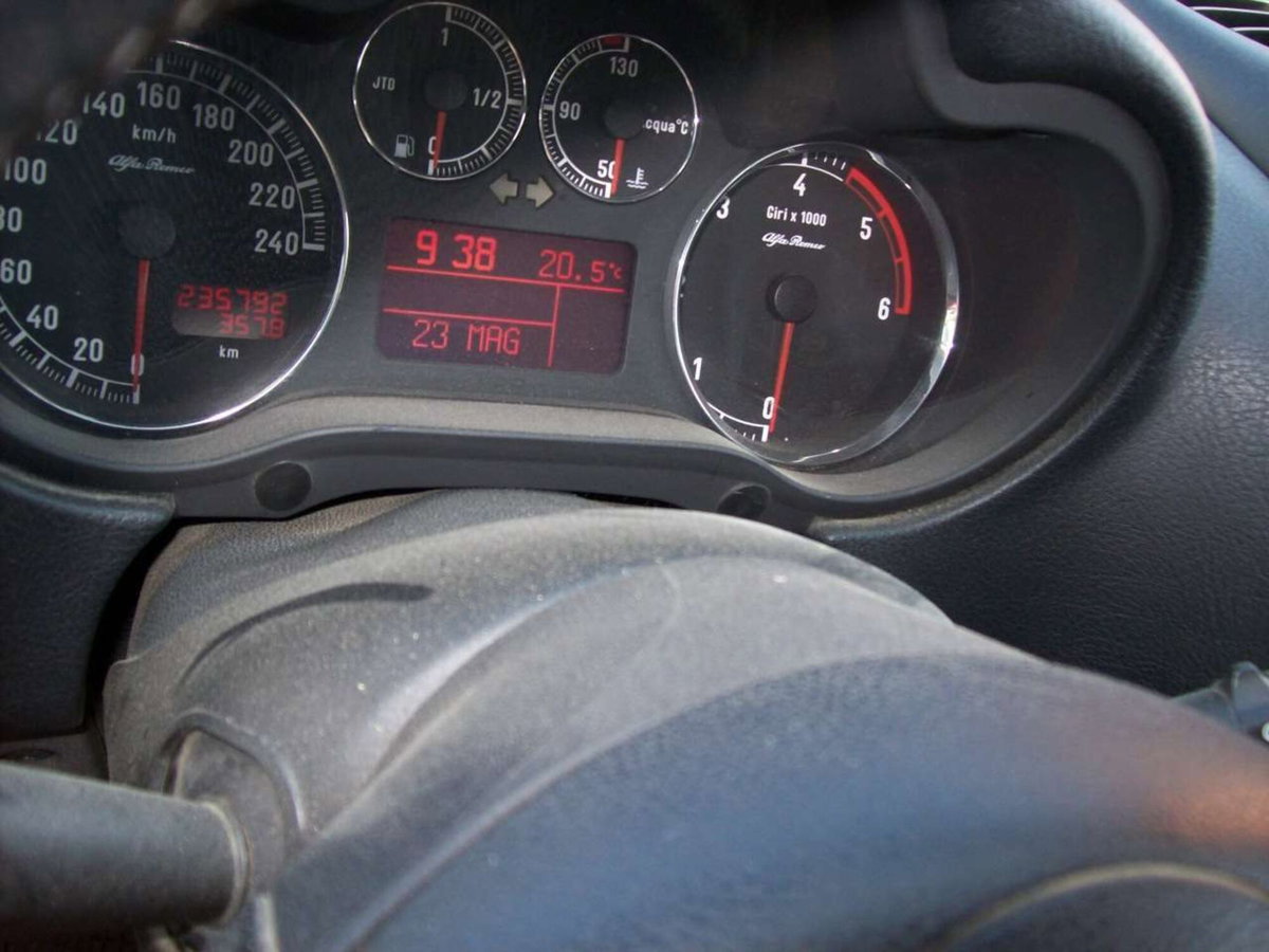 Alfa Romeo 147 1.9 JTD M-JET 16V 5 porte Dist. (6)