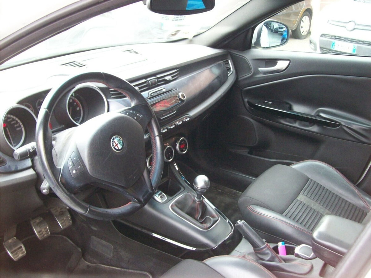Alfa Romeo Giulietta 1750 tbi Quadrifoglio Verde 235cv (8)