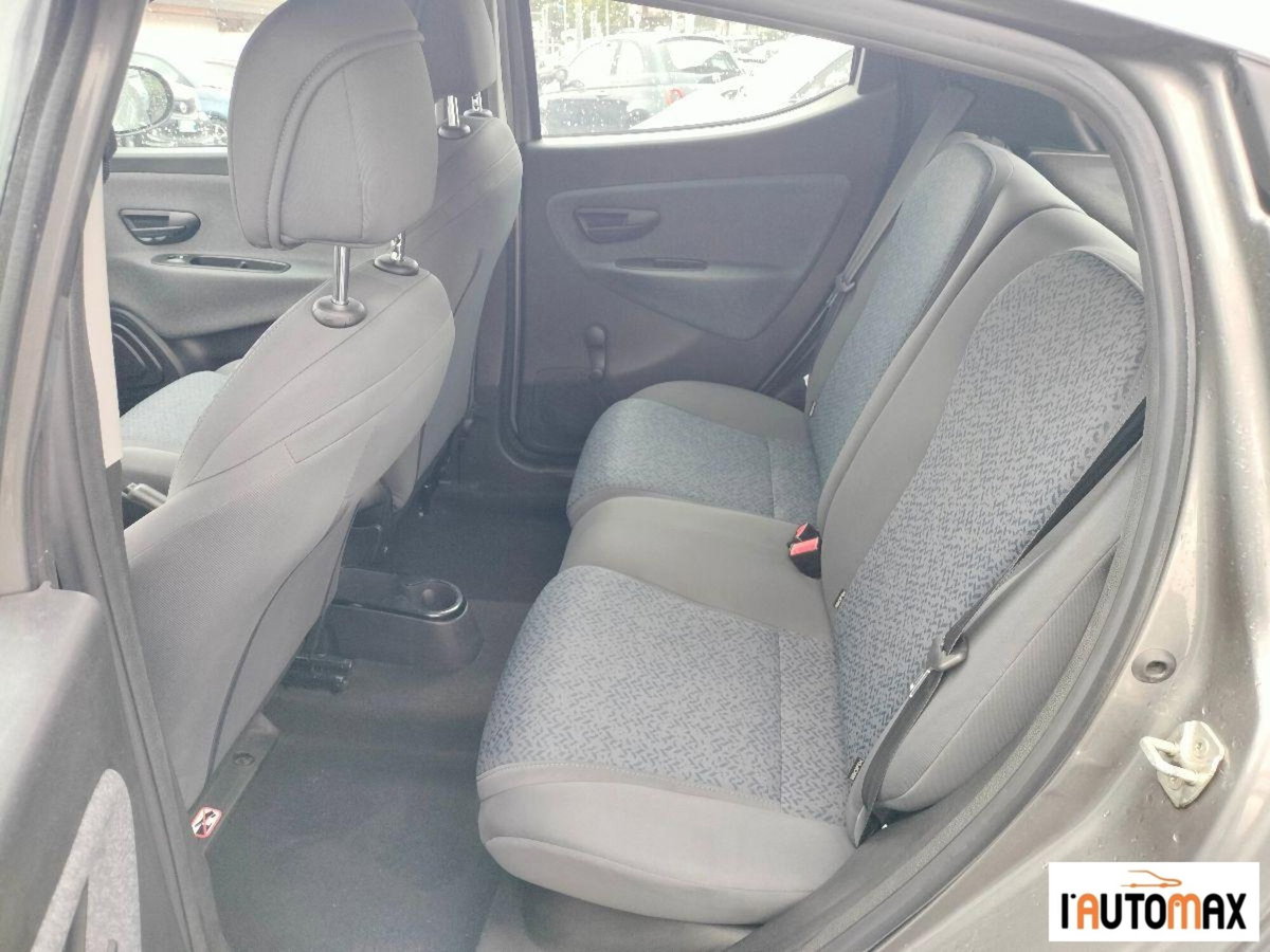 Lancia Ypsilon 1.0 FireFly 5 porte S&S Hybrid Silver Plus (10)
