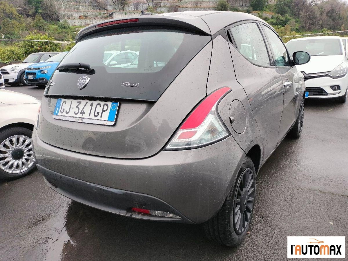 Lancia Ypsilon 1.0 FireFly 5 porte S&S Hybrid Silver Plus (4)